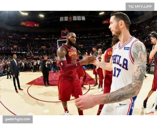 场边镜头：詹姆斯与雷迪克就一个战术回合进行激烈讨论